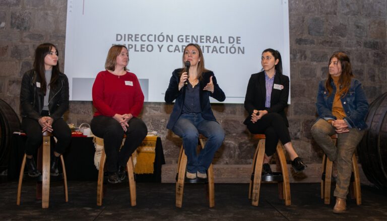 Economía reunió a más de 80 mujeres emprendedoras en un conversatorio sobre educación y trabajo