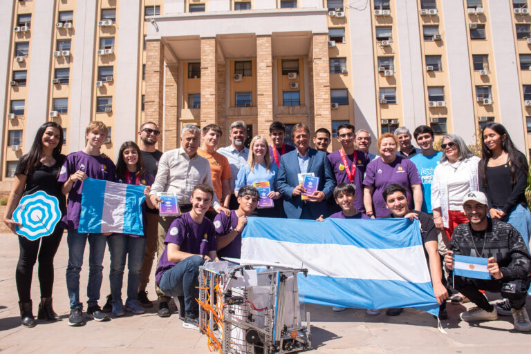 Suarez, Cornejo y Casado recibieron a los subcampeones del Mundial de Robótica