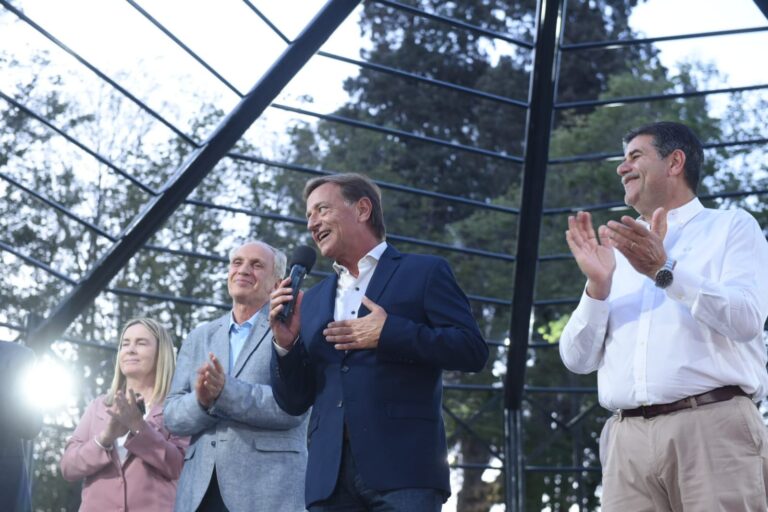 En uno de sus últimos actos como Gobernador, Suarez inauguró una plaza en Palmira