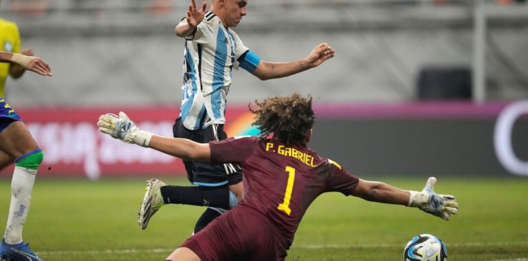 Con un Diablito Echeverri inspirado, Argentina goleó 3-0 a Brasil y es semifinalista