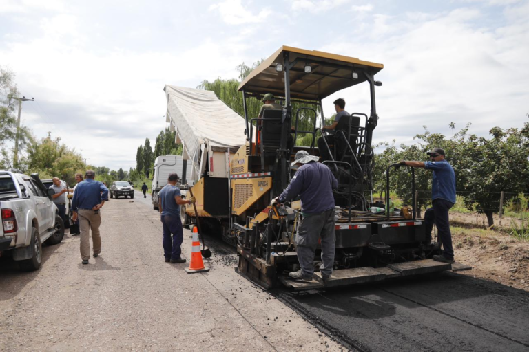 Más obras de Vialidad Mendoza: pavimentan caminos productivos en General Alvear