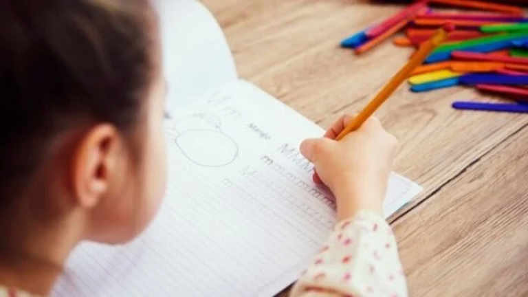 El Gobierno sube a $70.000 la asignación que cobran padres con hijos que asisten a la escuela.