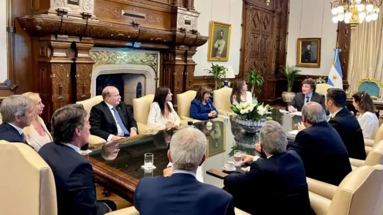 El Gobierno aumentará por decreto el salario mínimo.