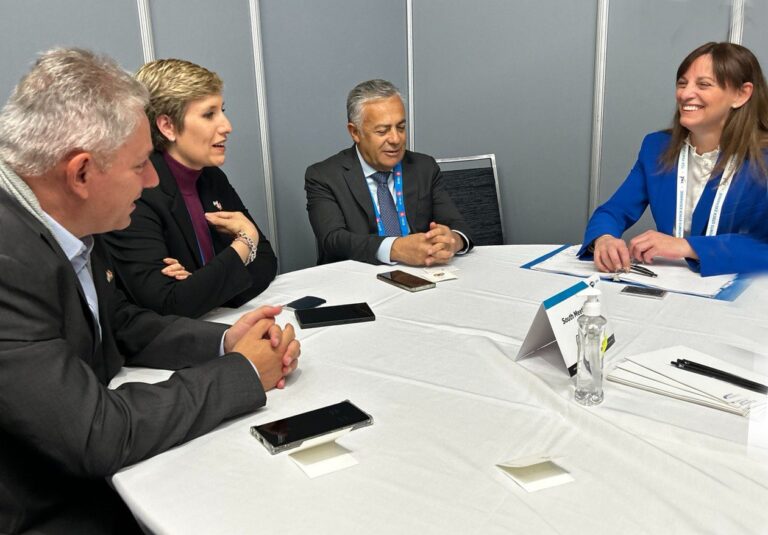 Cornejo en Canadá: la embajadora de la Argentina se puso a disposición para realizar acuerdos de libre comercio.