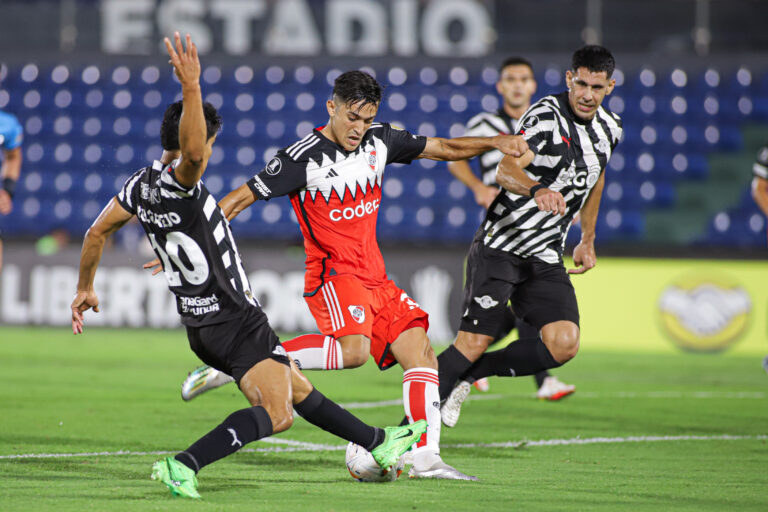 River le ganó 2-1 a Libertad y quedó al borde de la clasificación en la Copa Libertadores