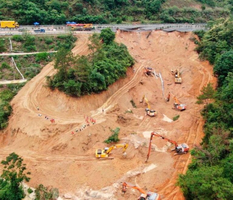 Una autopista se desplomó en China y hay al menos 24 muertos
