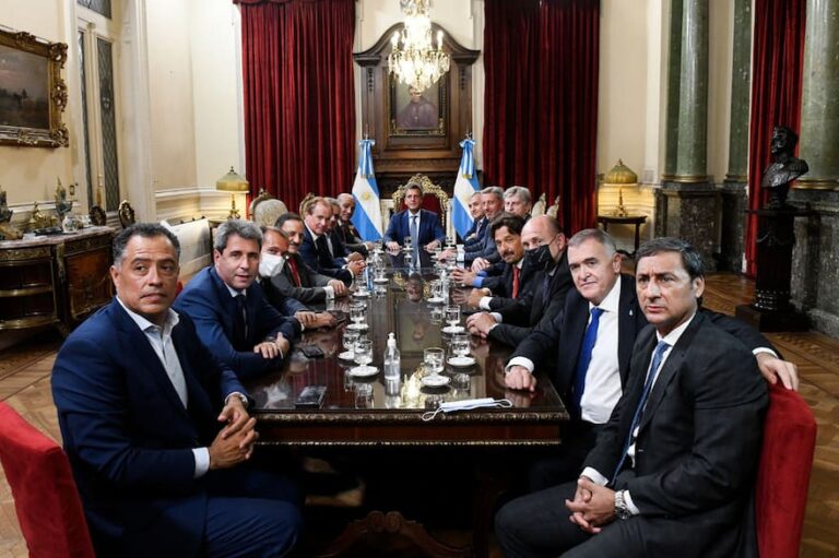 El Gobierno recortó 80% los giros discrecionales a las provincias en abril