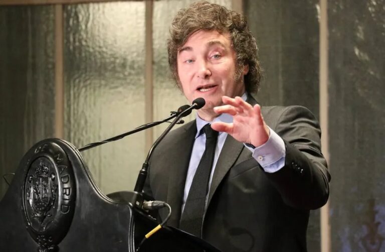 Milei ratificó que no devaluará y culpó a un sector de la oposición por la caída de los bonos