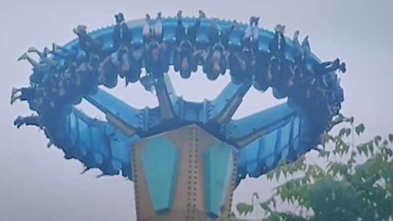 Terror en un parque de diversiones: un juego falló y al menos 28 personas quedaron colgadas boca abajo