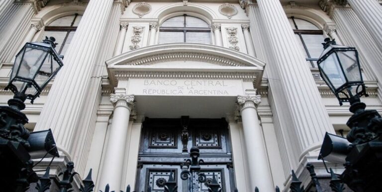 El Gobierno empieza a pagar la deuda con los importadores y perderá casi US$170 millones de las reservas