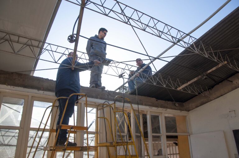 Durante el receso invernal continúan las obras en más de 700 escuelas de Mendoza