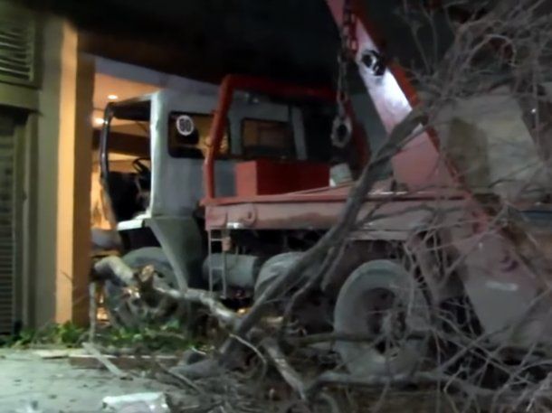 Un camión chocó contra dos autos y se incrustó en la puerta de un edificio en Flores