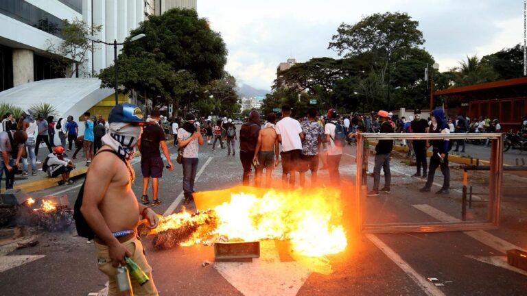 Tensión en Venezuela: incidentes en las calles de Caracas durante las protestas contra la reelección de Maduro
