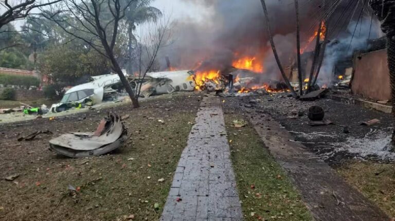 Otra tragedia aérea en Brasil: una avioneta se estrelló en un campo y murieron 5 pasajeros