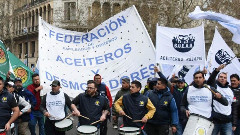 Paro de aceiteros por tiempo indeterminado frena al principal sector que genera dólares en el país
