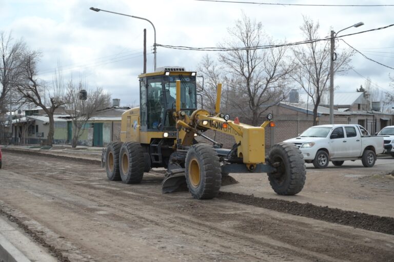 Avanzan los trabajos con motoniveladora en distintos barrios