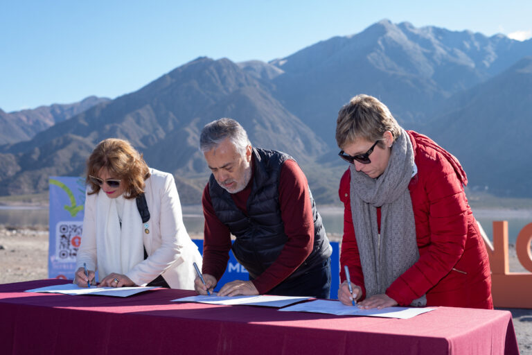 El Gobierno de Mendoza y la UNCuyo firmaron el contrato para desarrollar un predio turístico en el dique Potrerillos