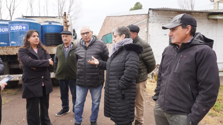 Se entregó tanques agua al B° El Toscano de Los Compartos