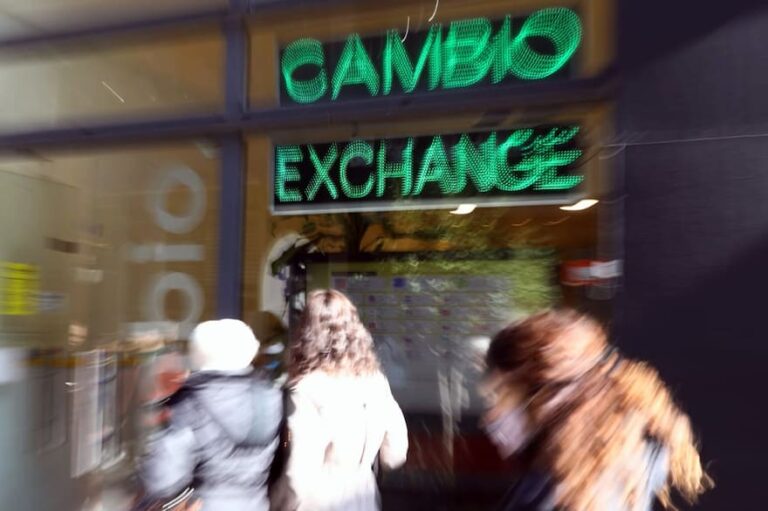 Por la intervención oficial, la brecha cambiaria volvió al nivel de junio: cómo puede seguir el dólar blue