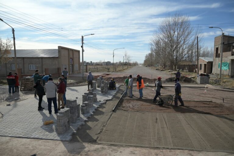 Funcionarios recorrieron las obras de adoquinado