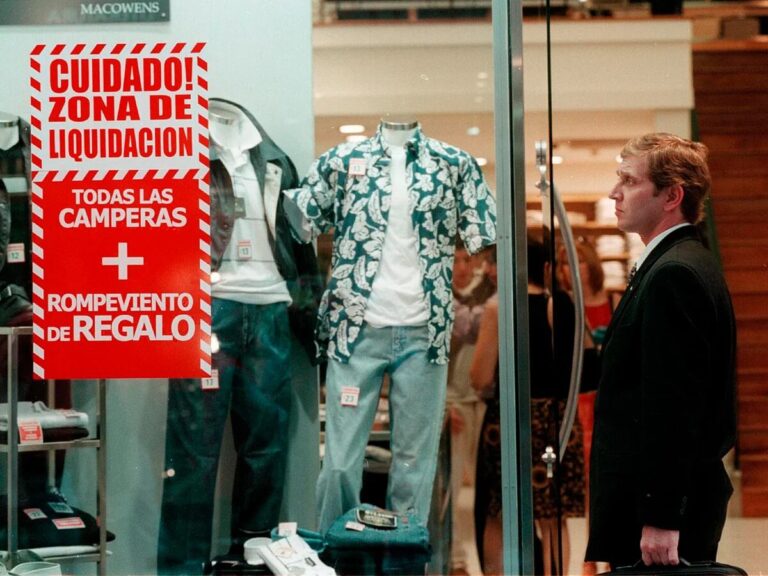 Las ventas en comercios minoristas cayeron en agosto y acumularon una baja de 16,2% en lo que va del año