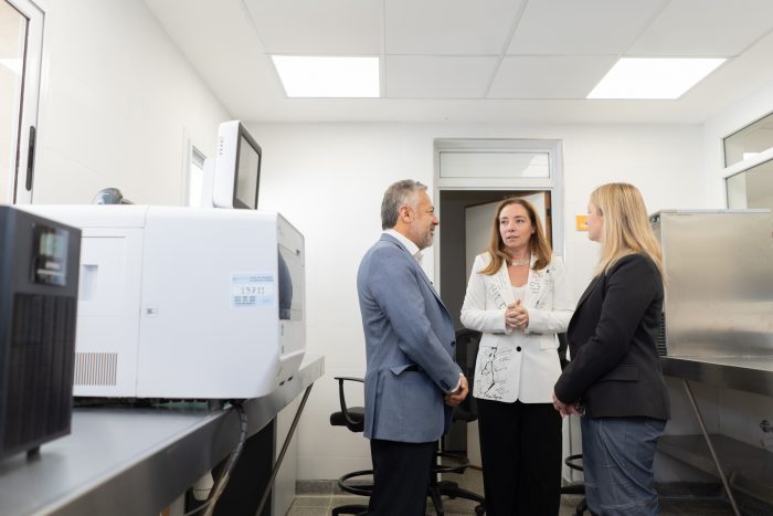 El Gobernador inauguró un laboratorio modelo en el Lencinas que permitirá agilizar los tiempos y reducir costos de los análisis