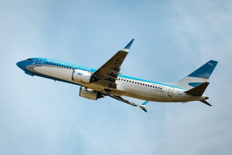 Aerolínea Argentinas desvinculó a 1500 empleados y bajó 70% su déficit