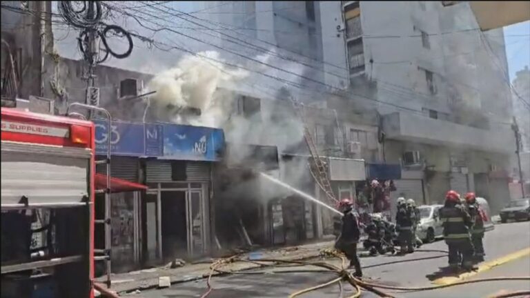 Incendio en cuatro locales de Once: hubo explosiones y 12 personas asistidas por el SAME