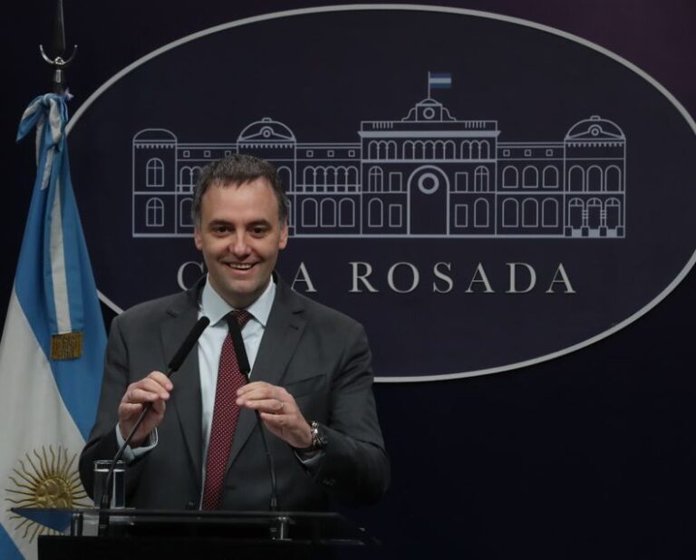 El vocero Manuel Adorni tendrá rango de ministro y dependerá de manera directa de Javier Milei