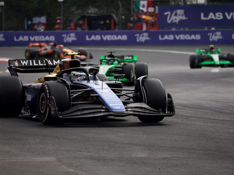 La espectacular maniobra de Franco Colapinto con el DRS para pasar a Lawson en el GP de México de la Fórmula 1