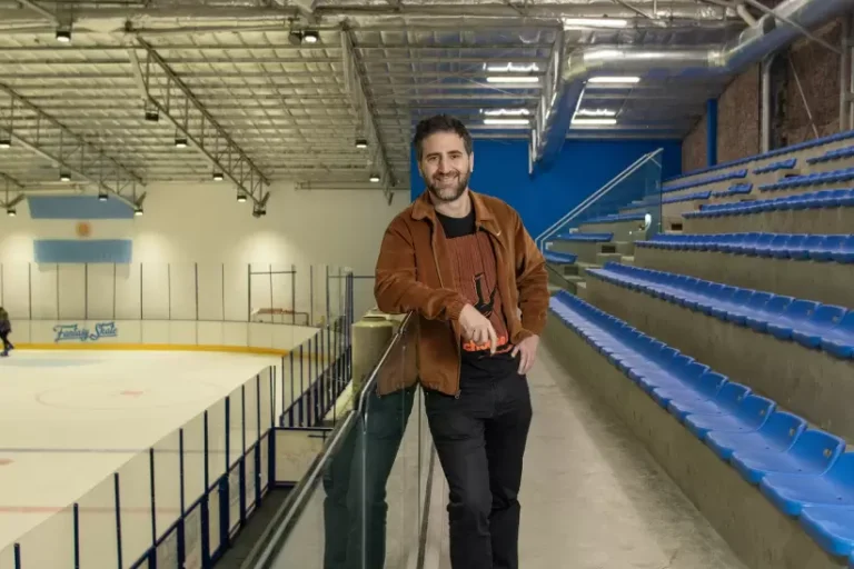 Convirtió unas canchas de fútbol 5 en ruinas en la pista de hielo más grande de Sudamérica