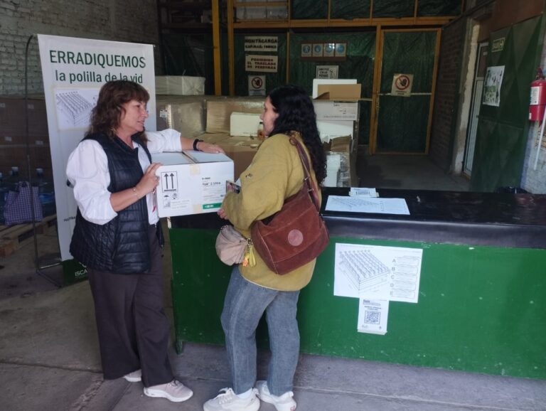 Comienza la entrega de insumos para el control de Lobesia botrana