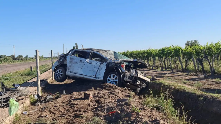 Manejaba peligrosamente, quiso escapar de un control y terminó volcando