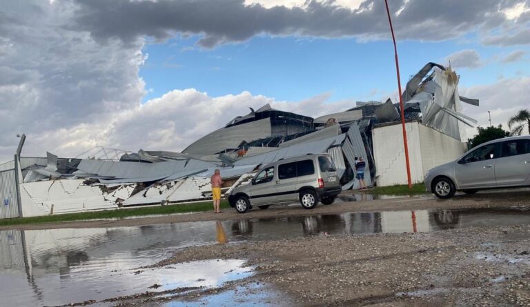 Temporal en Córdoba: los vientos provocaron grandes destrozos y dos nenes quedaron internados