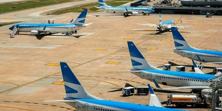 Aerolíneas y los gremios llegaron a un acuerdo y empieza a destrabarse el conflicto aeronáutico