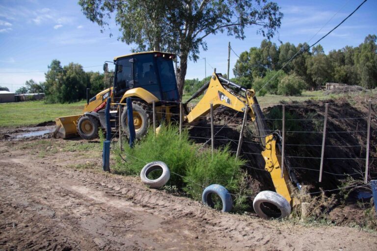 Limpieza del colector pluvial en calle Sargento Medina