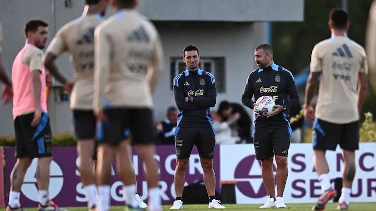 La Selección entrenó con plantel completo y se mantiene la incógnita del 11 titular para jugar ante Paraguay