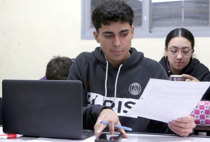 Celulares en el aula: la mayoría de los docentes y las familias reconocen su valor educativo y proponen que se ordene su uso