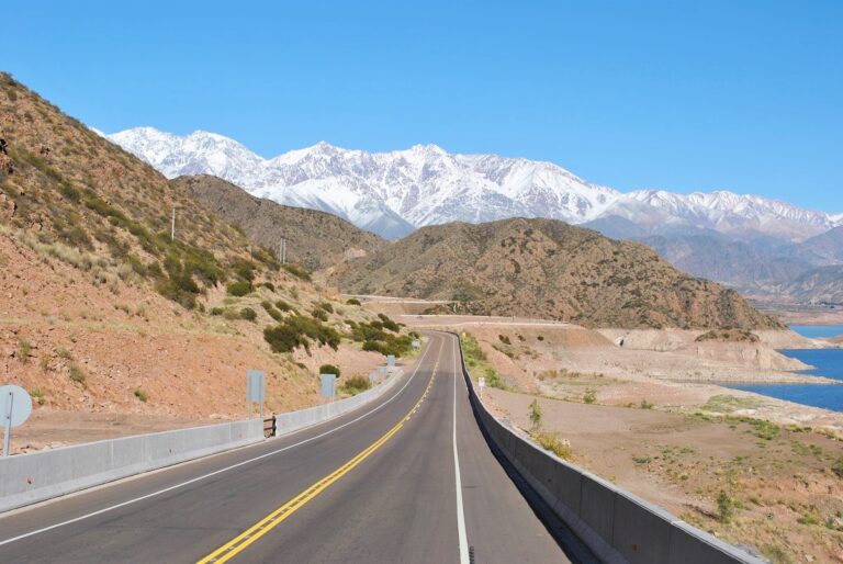 Las empresas de transporte turístico podrán retirar una oblea para agilizar su tránsito en Alta Montaña