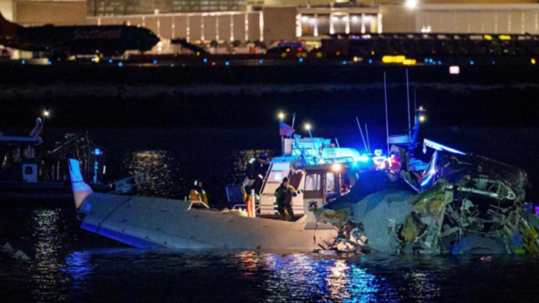 Un avión de American Airlines con 60 pasajeros chocó contra un helicóptero y cayó al río Potomac en Washington