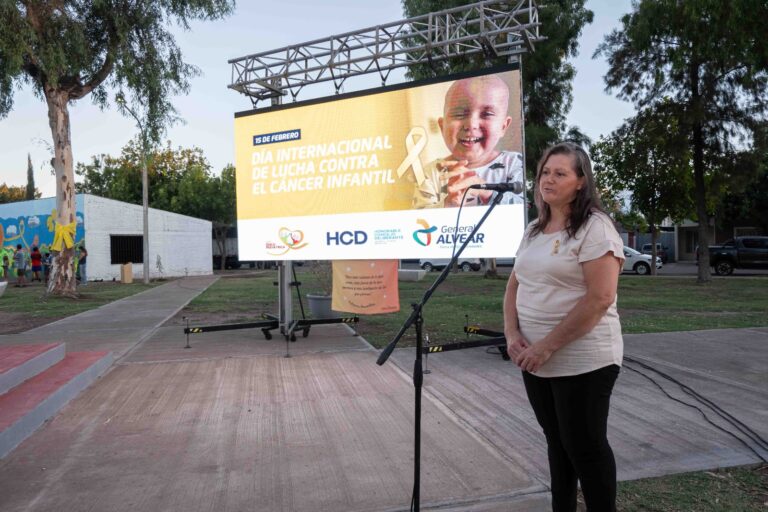 Emotivo acto por el día internacional de la lucha contra el cáncer infantil en la plaza de la Tradición