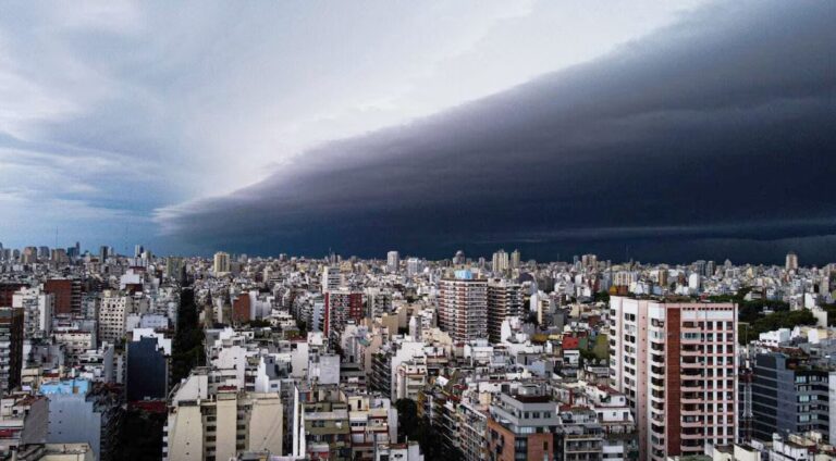 Descenso de temperatura y alerta por tormentas: cómo estará el tiempo el fin de semana