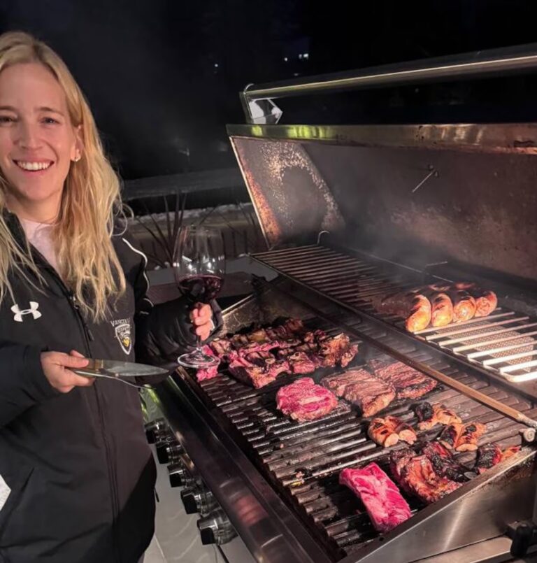 Luisana Lopilato se lució preparando un asado argentino en Canadá: “En casa la parrillera soy yo”