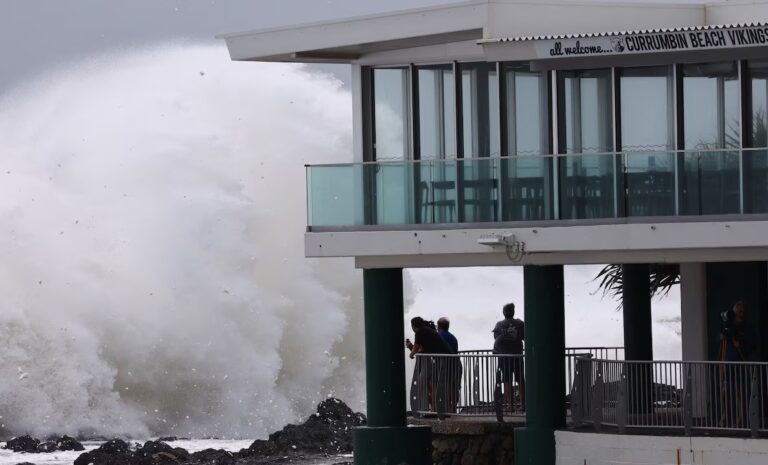 El ciclón Alfred forzó a cerrar escuelas y el transporte público: amenaza a 4 millones de personas en Australia