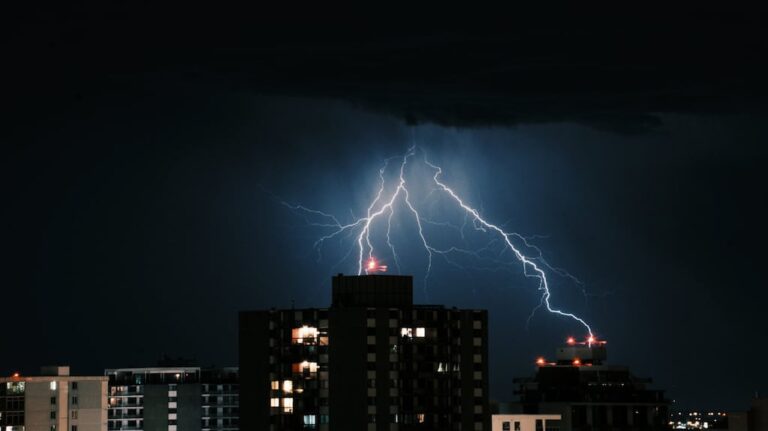 Hay alerta amarilla por tormentas y ráfagas superiores a 120 km/h en 4 provincias para este martes 18 de marzo