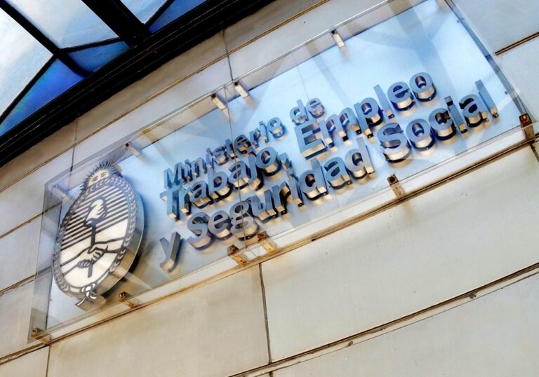 El Gobierno convocó al Consejo que debe definir un aumento del salario mínimo para el 29 de abril