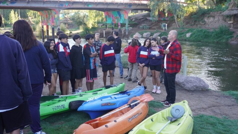 Alumnos del Colegio San Martín protagonizan limpieza del río Atuel