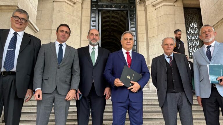 Crece la presión a Milei por la deuda con las cajas previsionales: duro reclamo de Llaryora ante la Corte