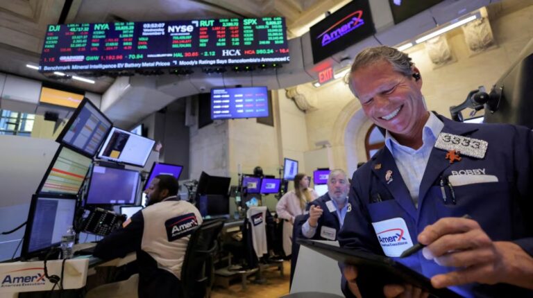 Tras el fin del cepo, suben los bonos y las acciones argentinas en Wall Street
