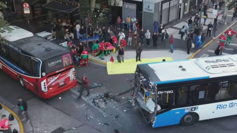 Fuerte choque entre dos colectivos en Congreso